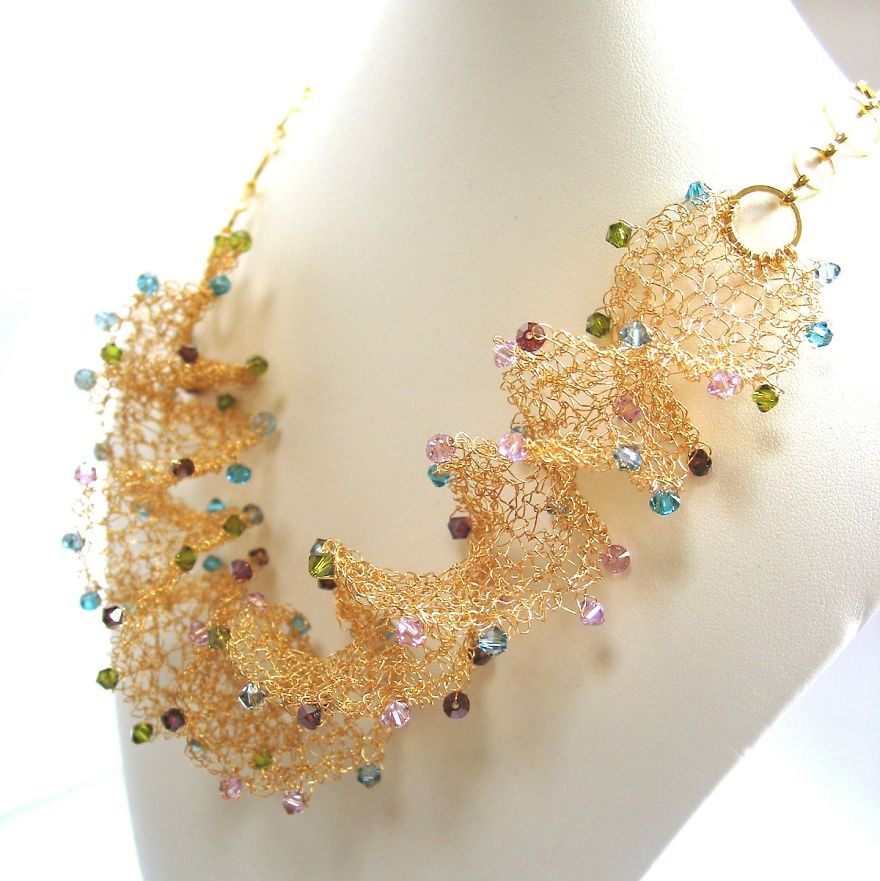 Make This Necklace With Just Some Wire And Regular Knitting Needles