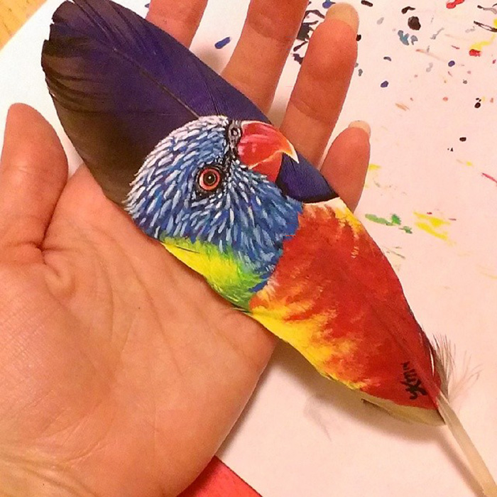 Pinto retratos realistas de animales sobre plumas delicadas