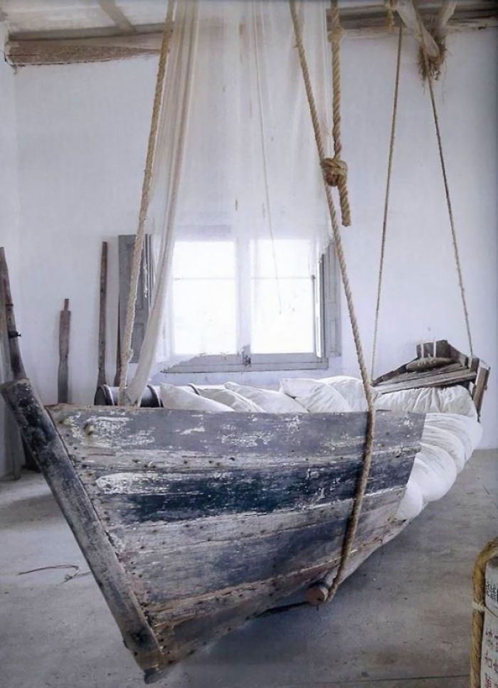 Vieja barca transformada en una cama