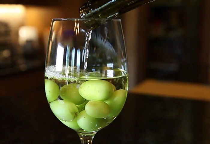 Uvas congeladas para refrescar el vino y que no se diluya