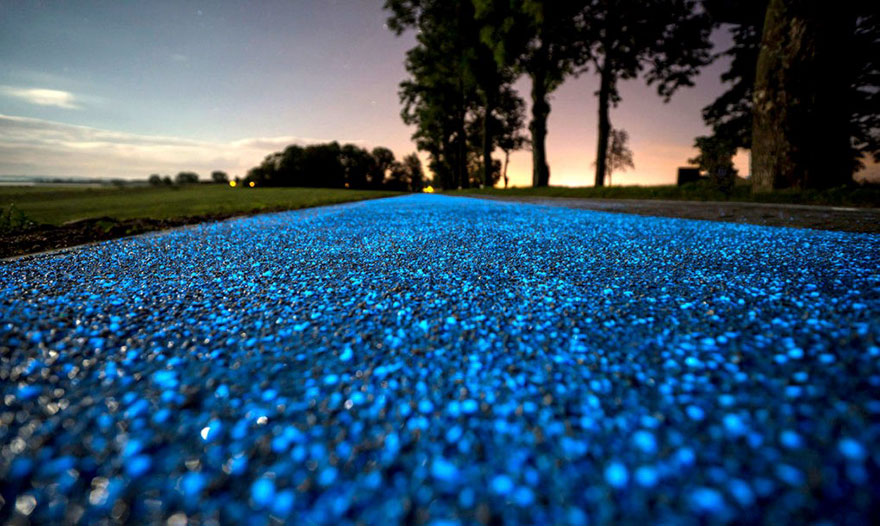 glowing blue bike lane-TPA-instytut-badan-technicznych-poland-2