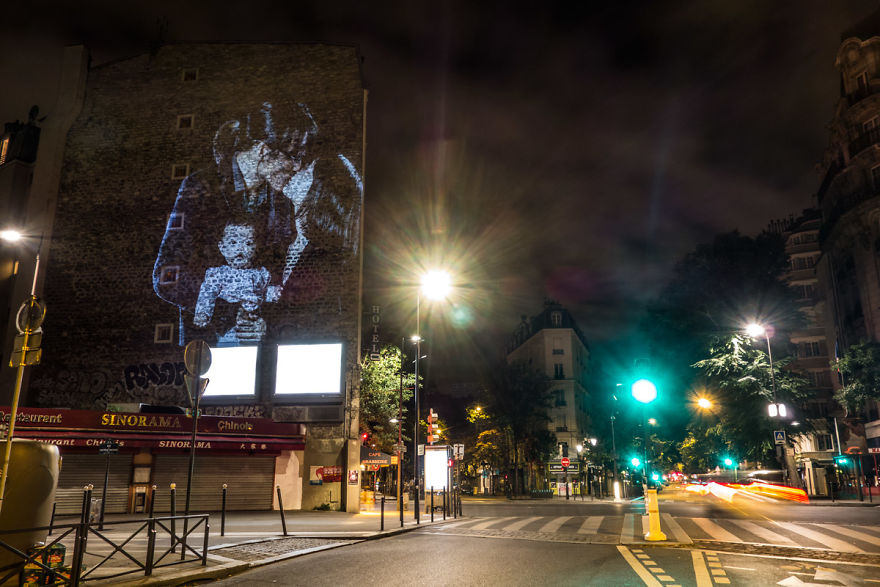 I Projected A Hundred Of Couples Kissing Onto The Walls Of Paris
