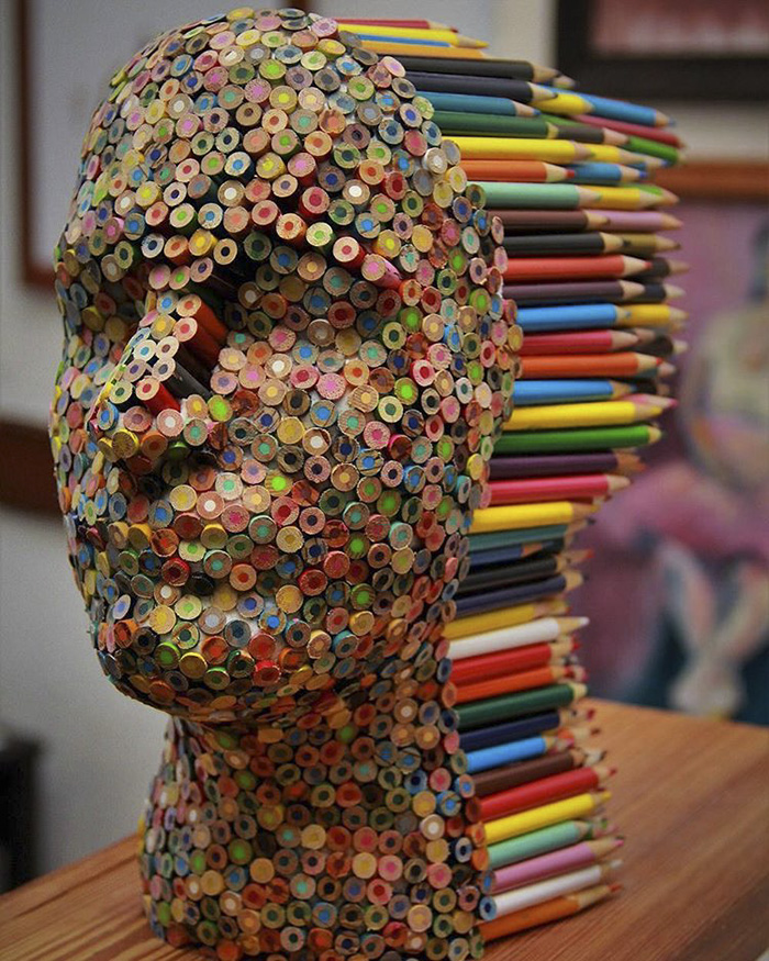 Colorida escultura hecha con lápices, por Molly Gambardella