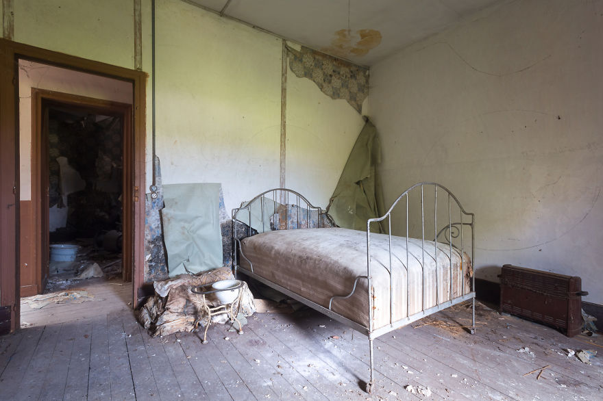 15 Photos Of Abandoned Bedrooms Show The Dusty Remains
