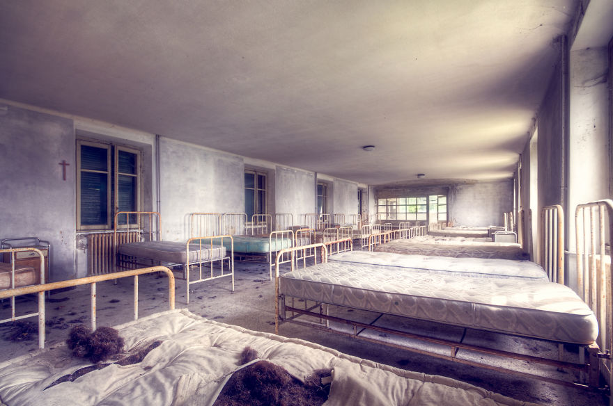 15 Photos Of Abandoned Bedrooms Show The Dusty Remains