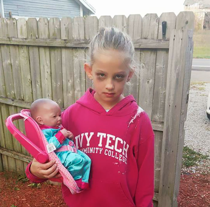 7-Year-Old Girl Dresses As “Exhausted Mom” For Halloween And Wins The Internet