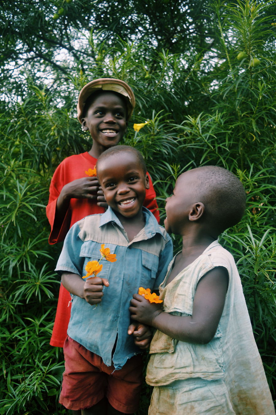 I Offered To Take Free Family Portraits For My Neighbors In Uganda And The Response Was Beautiful