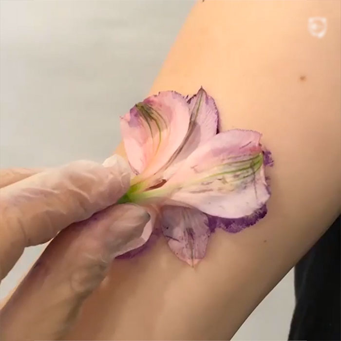 Artist Uses Real Leaves & Flowers To Create Botanical Tattoos