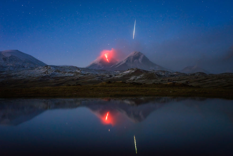I Accidentally Photographed A Meteor While Capturing An Erupting Volcano