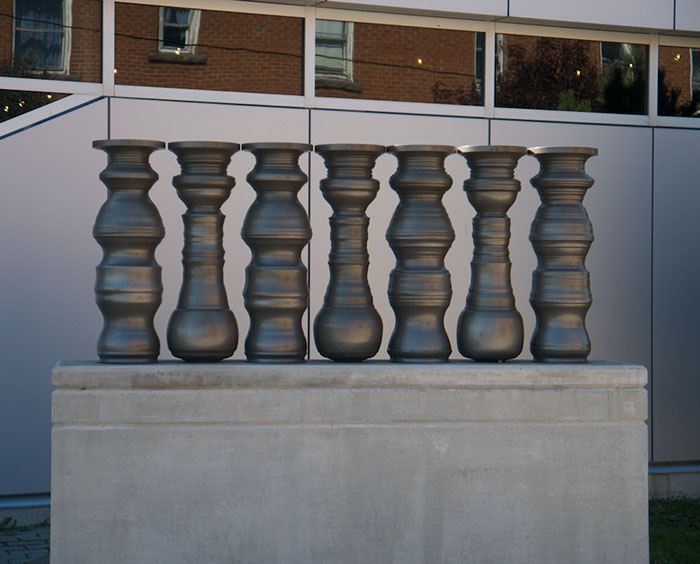 Este artista crea jarrones que forman ilusiones ópticas al ponerlos juntos