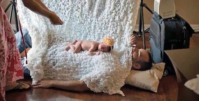 Para que el bebé esté quieto en una sesión de fotos, usa a papá como decorado