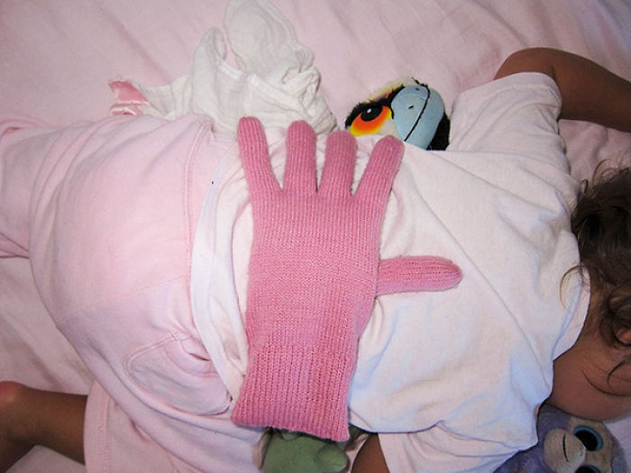 Pon un guante relleno en la espalda de tu bebé para que se sienta querido cuando estás demasiado cansado