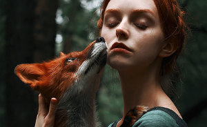 Retratos fantásticos de chicas pelirrojas con un zorro rojo