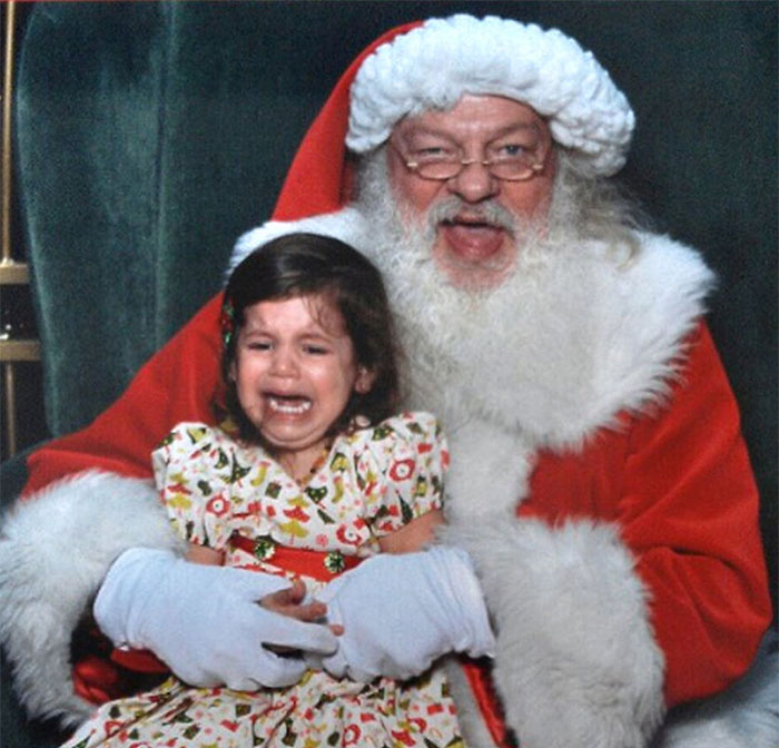 43 Creepiest Santas And The Kids They Terrorize