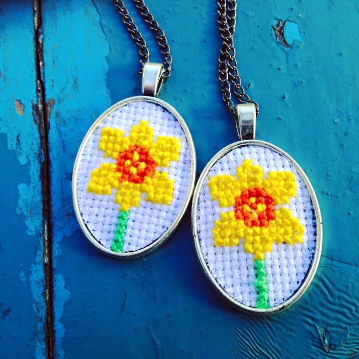Pendant With Daffodils