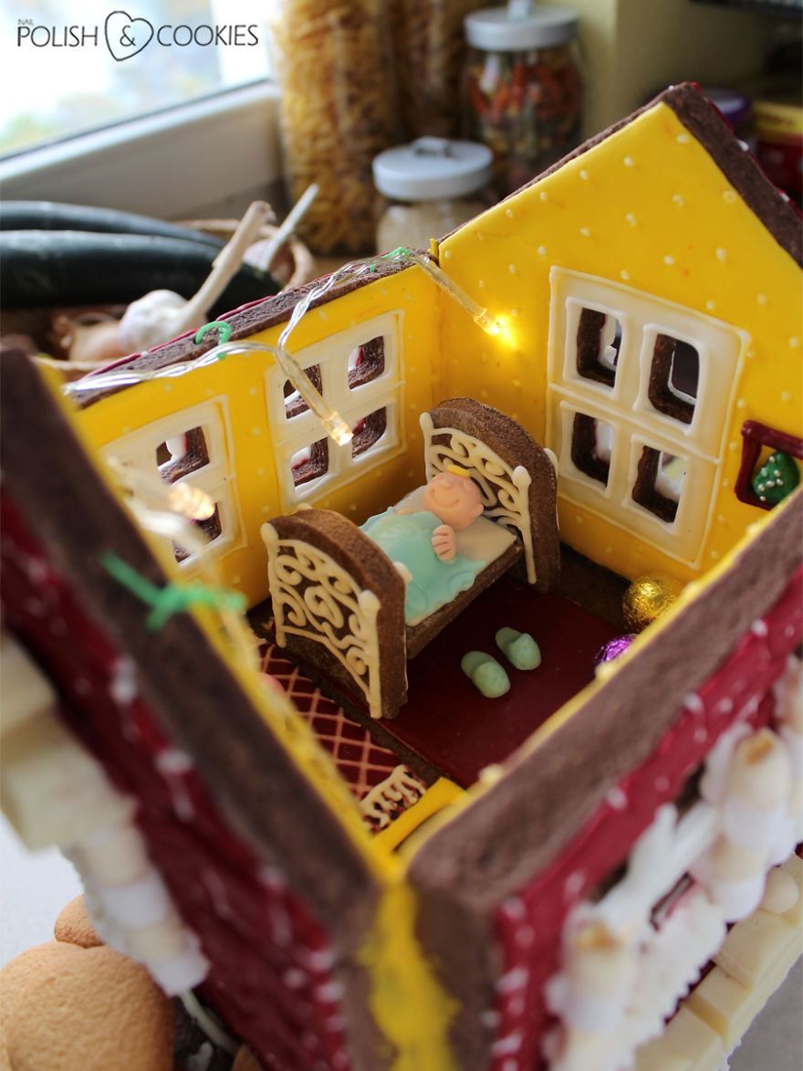 I Made A Two-Floor, Fully Equipped Gingerbread House That Is 100% Edible