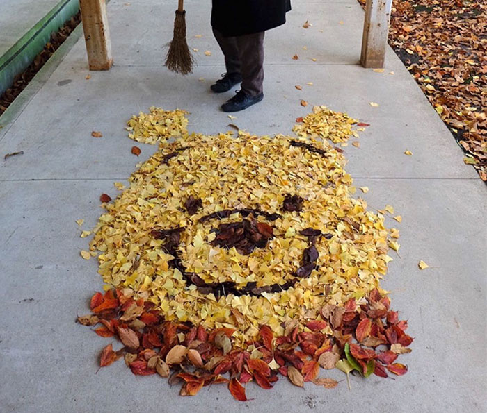 Japanese Are Going Crazy About The Fallen Leaves, Turn Them Into Art