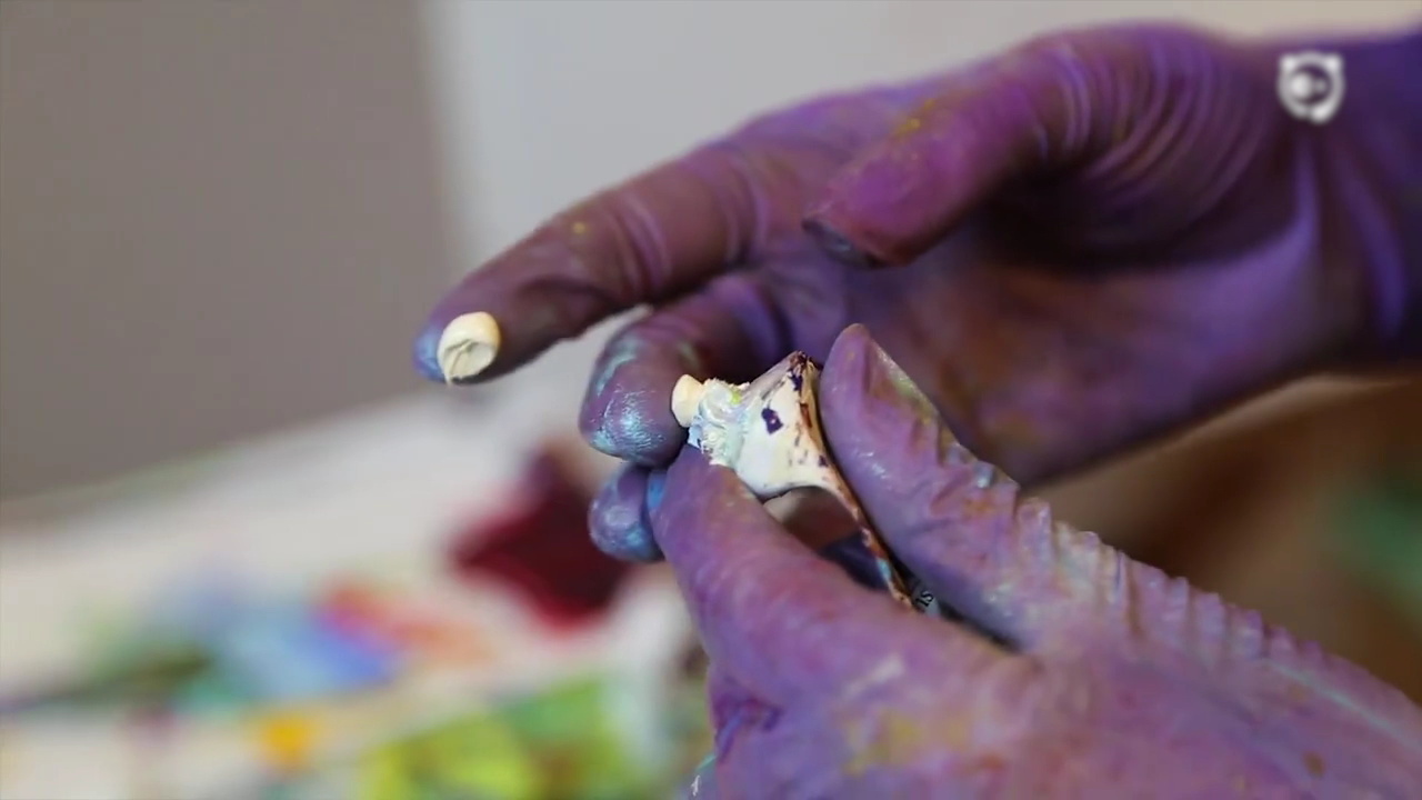 Artist Paints Using Only Her Fingers