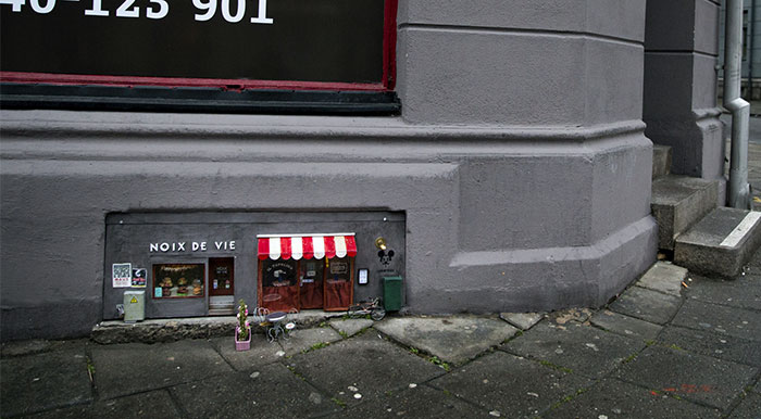 Anonymouse abre diminutas tiendas para ratones en Suecia