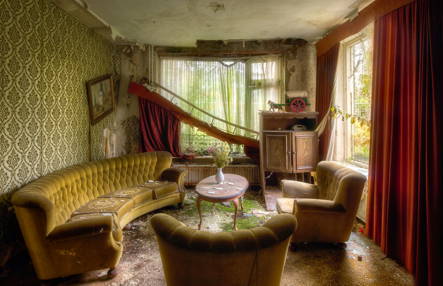 I Photographed 15 Abandoned Living Rooms In Europe
