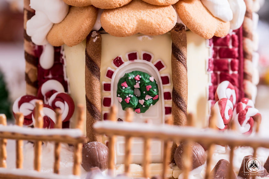 I Made A Two-Floor, Fully Equipped Gingerbread House That Is 100% Edible