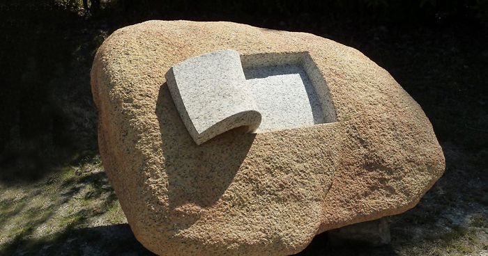 Este escultor español hace que las piedras parezcan blandas retorciéndolas, doblándolas y pelándolas