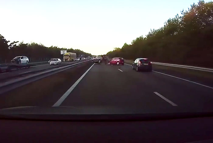 Se vuelve viral este vídeo de un coche Tesla «prediciendo» un accidente de tráfico segundos antes de ocurrir