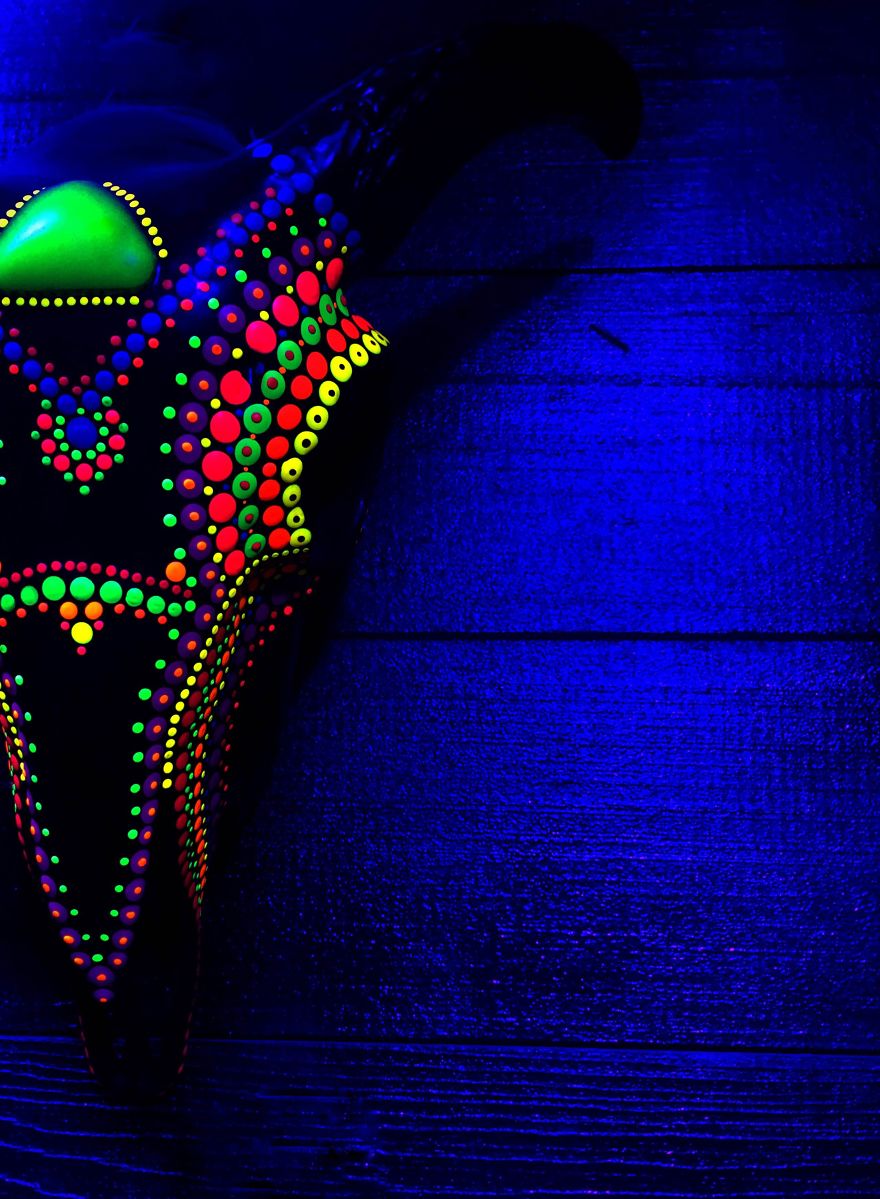Artist Creates Vibrant Textured Art On Unusual Canvases That Glow In Black Light