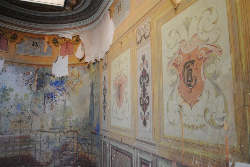 I Hunted Down Centuries-Old Painted Hallways In Tbilisi