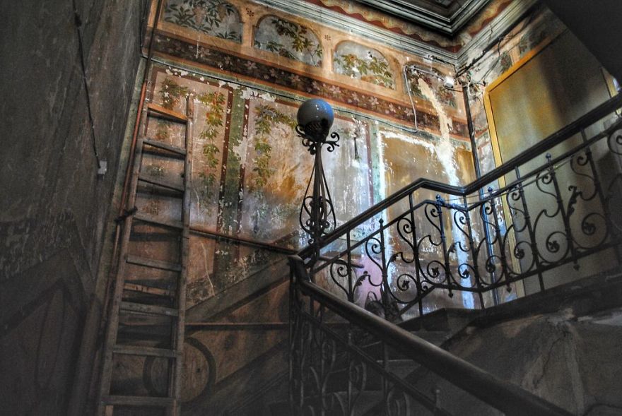 I Hunted Down Centuries-Old Painted Hallways In Tbilisi