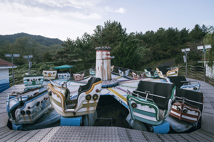 I Discovered This Creepy Abandoned Amusement Park In South Korea