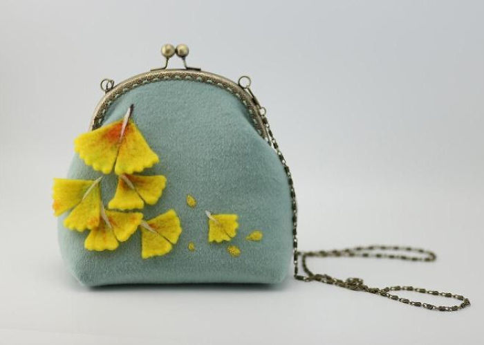 I Using Needle Felt Techniques To Make Wool Beret, Kiss Lock Pouch And Phone Cases