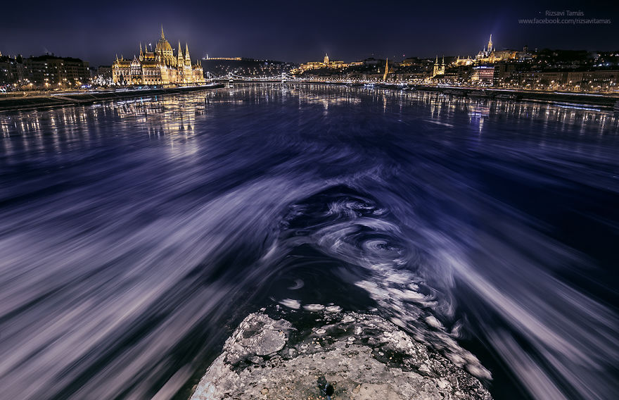 I Captured The Rare View Of The Frozen Danube In Budapest