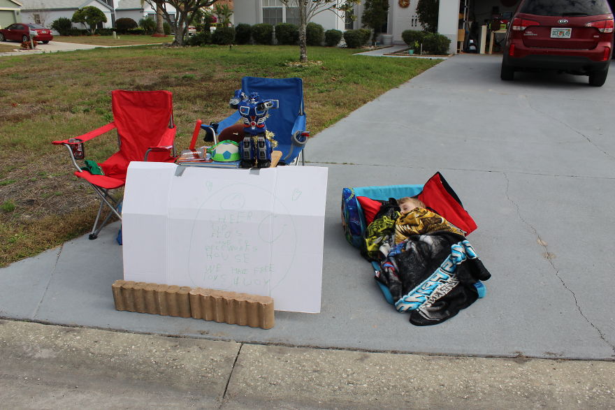 My Son Set Up “Free Toy” Stand For Kids In Need