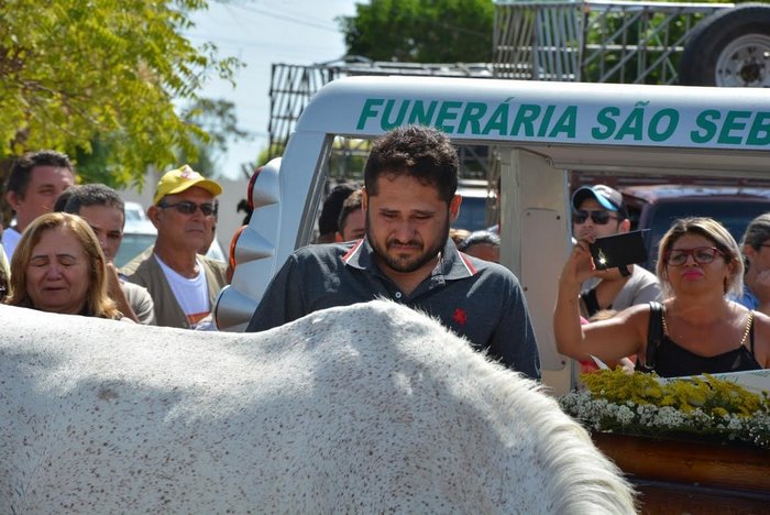 horse-goodbye-owner-funeral-brasil-6