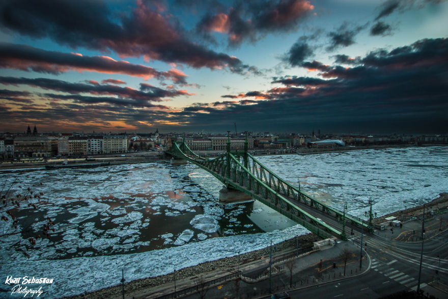 Waking Szabadság Bridge.