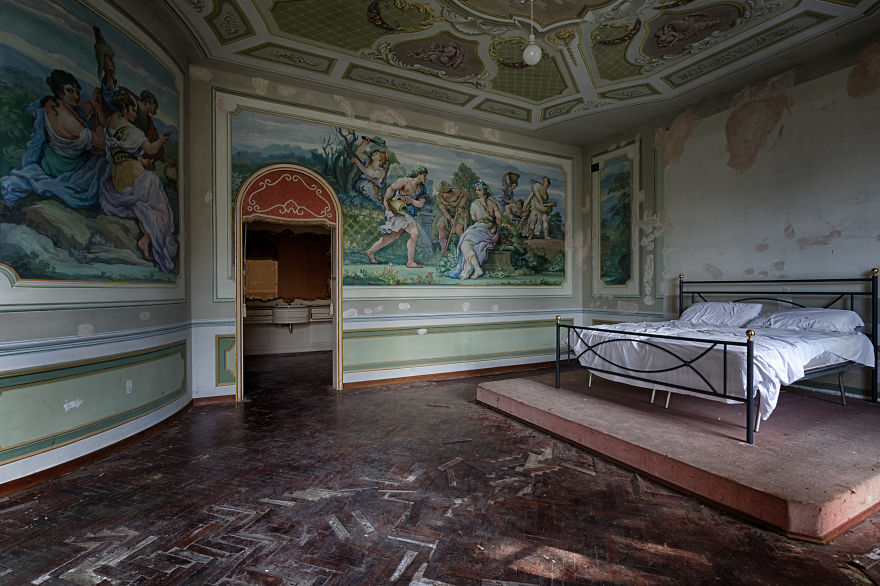 I Photographed This Abandoned Villa In Italy