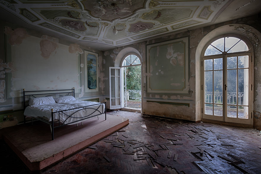 I Photographed This Abandoned Villa In Italy
