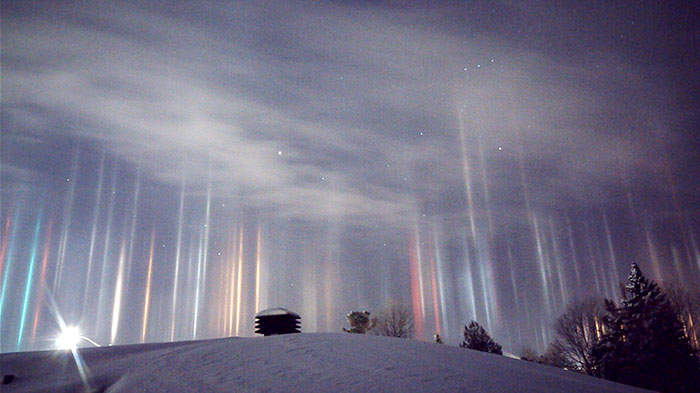Photographer Captures Amazing Light Pillars In Northern Ontario (26 Pics)