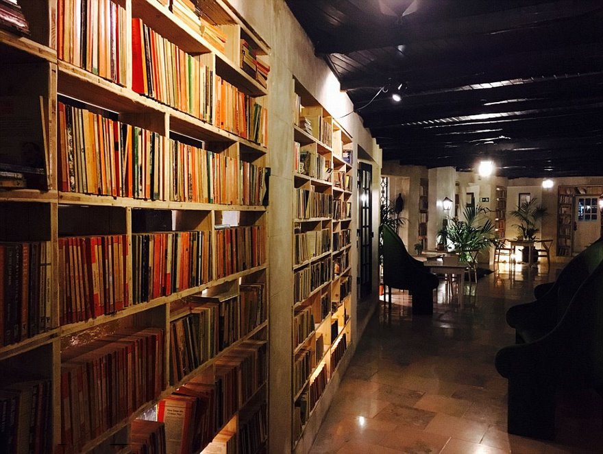 literary-man-hotel-50000-books-portugal -19