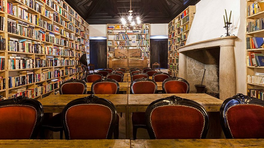 literary-man-hotel-50000-books-portugal -20