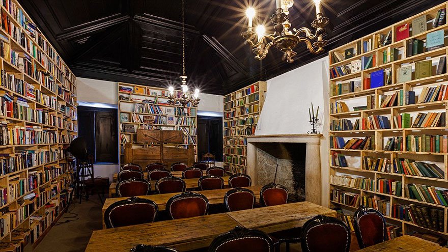 literary-man-hotel-50000-books-portugal -21