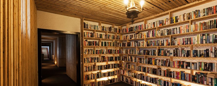 literary-man-hotel-50000-books-portugal -6