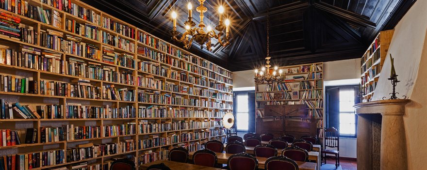 literary-man-hotel-50000-books-portugal -7