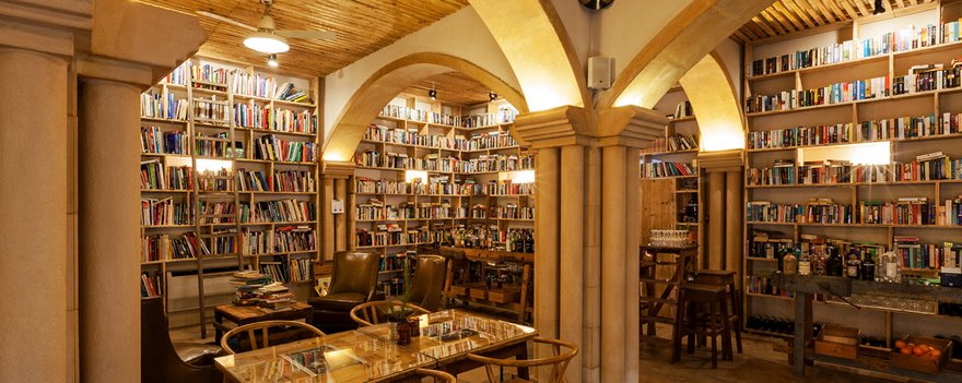 literary-man-hotel-50000-books-portugal -8
