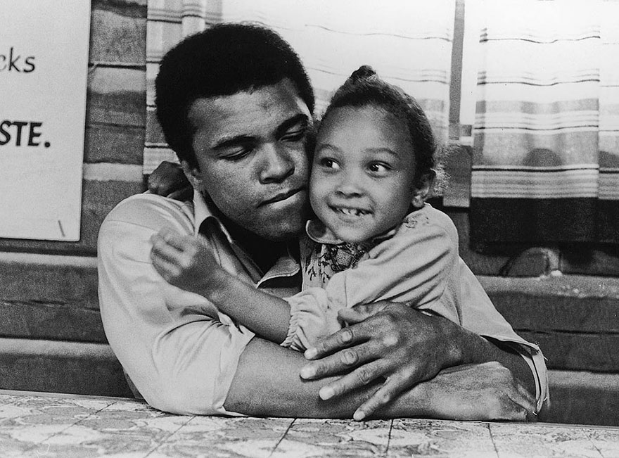 Muhammad Ali spends some quality time with his daughter Maryum in 1974