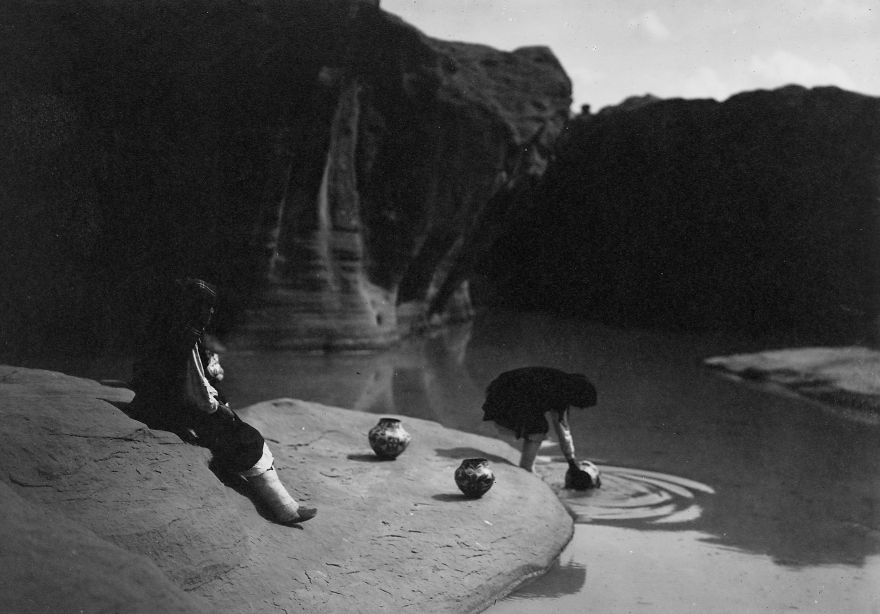 At The Old Well Of Acoma, 1904