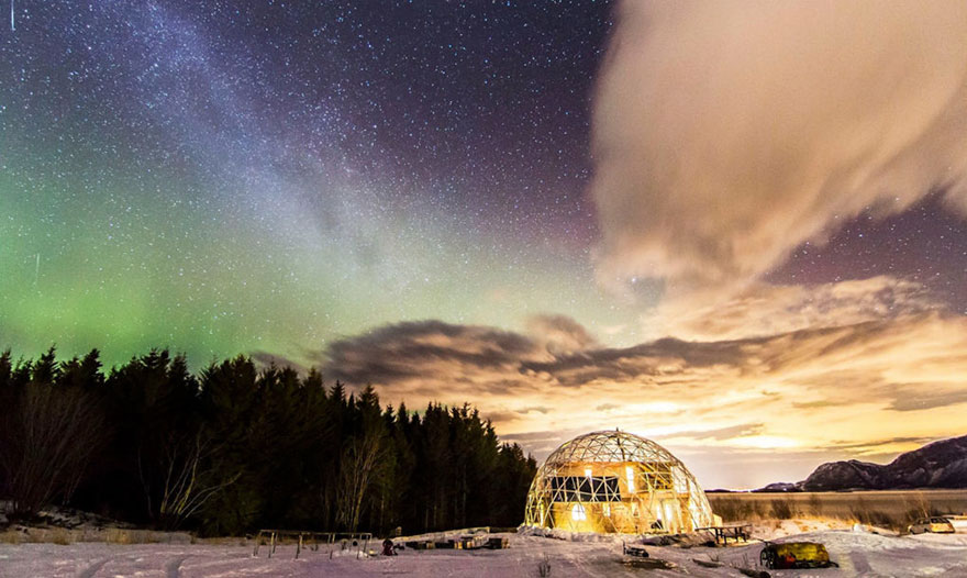 Esta familia lleva desde 2013 viviendo en el Círculo Polar Ártico bajo una cúpula geodésica solar