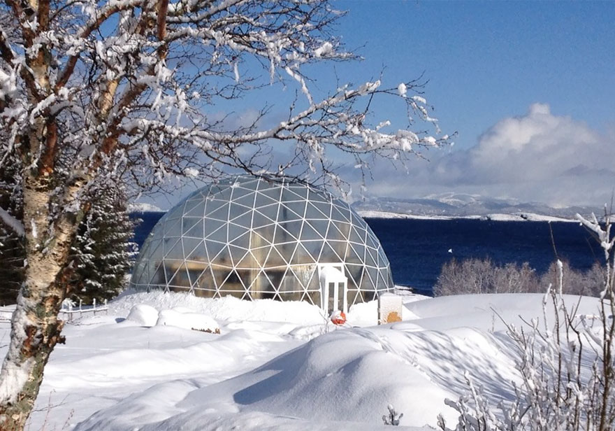 Esta familia lleva desde 2013 viviendo en el Círculo Polar Ártico bajo una cúpula geodésica solar