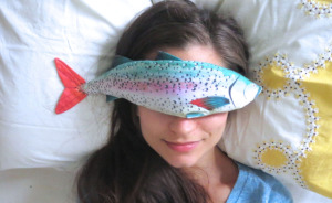 Estas almohadas para ojos en forma de pez son lo que necesitas tras un día duro